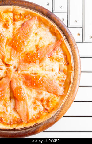 Pizza au saumon fumé et d'œufs sur la table en bois blanc Banque D'Images
