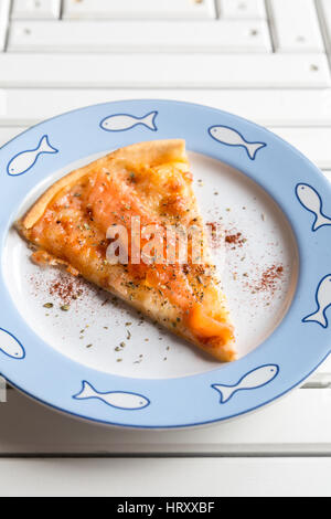 Tranches de pizza au saumon fumé et d'œufs sur la table en bois blanc Banque D'Images