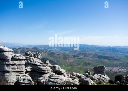 Une vue sur les montagnes et les villages de pont d'observation au parc naturel El Torcal en Espagne. Banque D'Images