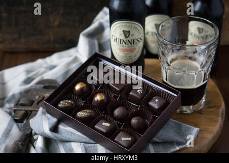 Guiness et du chocolat pour la fête des pères cadeau Banque D'Images