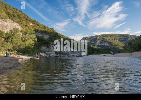 La plage près du Pont d'Arc, un grand pont naturel, situé dans le département de l'Ardèche, dans le sud de la France. Banque D'Images