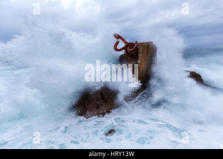 Éclaboussures des vagues à El peine de los vientos, la sculpture de Chillida Banque D'Images