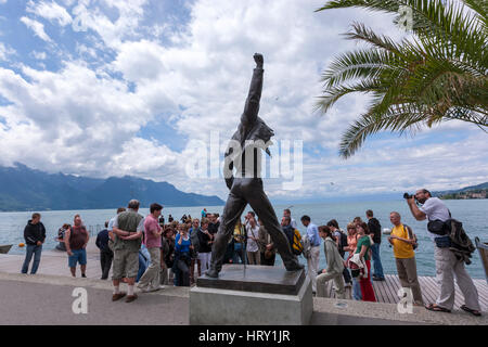 Les touristes et la statue de Freddie Mercury, par Irena Sedlecka, artiste de la place du marché en face du lac de Genève. Montreux, Suisse Banque D'Images