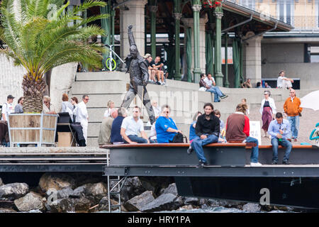 Les touristes et la statue de Freddie Mercury, par Irena Sedlecka, artiste de la place du marché en face du lac de Genève. Montreux, Suisse Banque D'Images