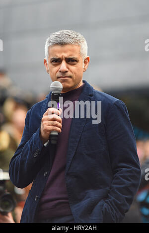 Sadiq Kahn s'exprimant lors de l'événement Femmes4mars dans le cadre de la Journée internationale de la femme. Un concert à l'Hôtel de ville a été suivie d'une marche de la Tour de Londres Banque D'Images