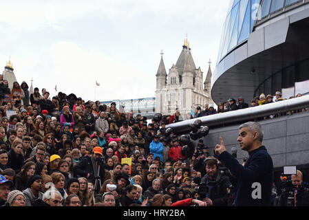 Sadiq Kahn s'exprimant lors de l'événement Femmes4mars dans le cadre de la Journée internationale de la femme. Un concert à l'Hôtel de ville a été suivie d'une marche de la Tour de Londres Banque D'Images