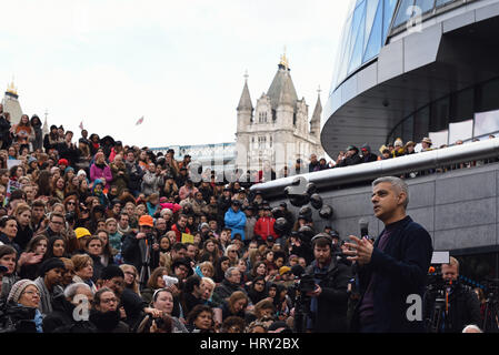 Sadiq Kahn s'exprimant lors de l'événement Femmes4mars dans le cadre de la Journée internationale de la femme. Un concert à l'Hôtel de ville a été suivie d'une marche de la Tour de Londres Banque D'Images