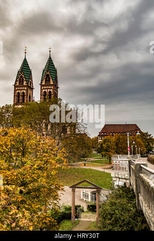 L'église avec deux tours jumelles par Freiburg station sur nuageux matin de novembre. Banque D'Images