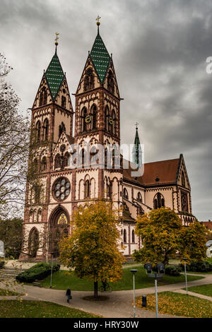 L'église avec deux tours jumelles par Freiburg station sur nuageux matin de novembre. Banque D'Images