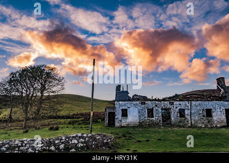 Ferme abandonnée ruines par Struan Jetty, île de Skye, Écosse Banque D'Images