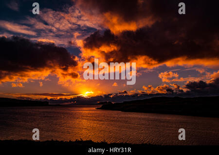 Coucher de soleil avec lumière crépusculaire sur le Loch Beag, île de Skye, regardant Ullinish Point, Bracdale Point, Point et de l'Isle Oronsay Ardtreck Banque D'Images