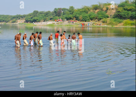 Les gens prennent le bain rituel Bhil dans l'Dungarpur à Baneshwar Mela Banque D'Images