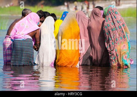 Bhil les gens se rassemblent dans les eaux au cours de Baneshwar Mela Banque D'Images