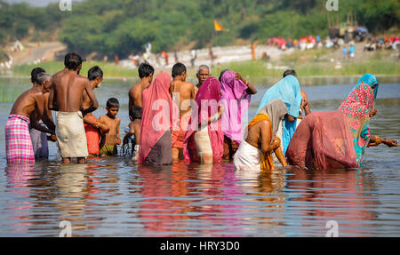 Bhil les gens se rassemblent dans les eaux au cours de Baneshwar Mela Banque D'Images