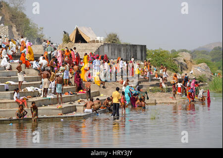 Les gens Bhil baignade à les ghats au cours de Baneshwar Mela Banque D'Images