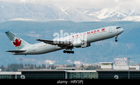 Avion d'Air Canada Boeing 767 Avion (767-300ER) de large-corps prendre l'avion qui décolle de l'Aéroport International de Vancouver profil low angle view Banque D'Images