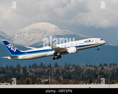 ANA All Nippon Airways avion avion Boeing 787 Dreamliner (787-9) de large-corps prendre l'avion qui décolle de l'Aéroport International de Vancouver Banque D'Images