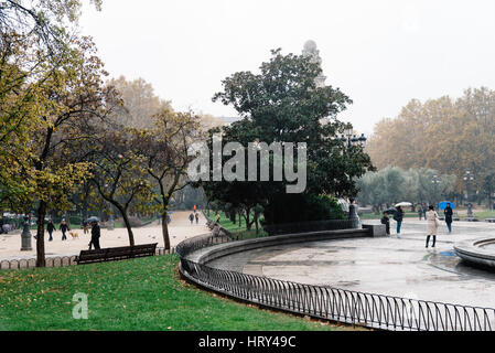 Madrid, Espagne - 20 novembre 2016 : Jour de pluie à la place d'Espagne de Madrid. personnes à pied dans le parc Banque D'Images