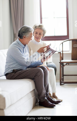 Heureux couple photo album Banque D'Images