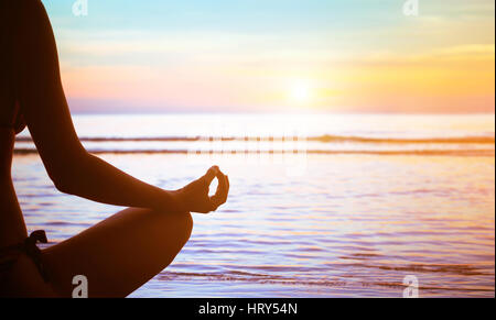 Le yoga ou la méditation, l'arrière-plan concept silhouette sur la plage Banque D'Images