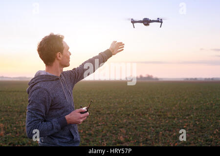 Pilotage de l'homme, l'homme et de la technologie du drone de la communication Banque D'Images