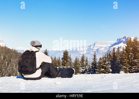 Snowboard en hiver, woman looking at splendide paysage de montagne des alpes Banque D'Images