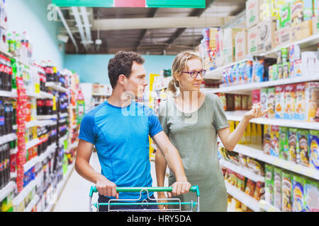 Couple dans un supermarché, young man and woman shopping Banque D'Images