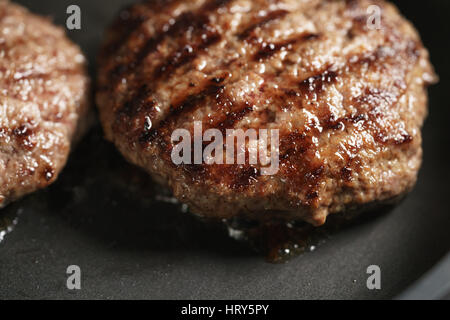 Escalopes de bœuf reste sur poêle peu profonde, l'accent Banque D'Images