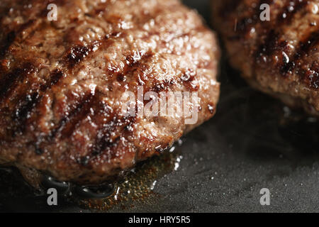 Escalopes de bœuf reste sur poêle peu profonde, l'accent Banque D'Images