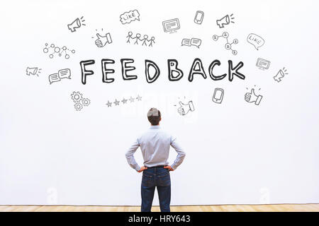 Le concept de rétroaction, homme d'affaires regardant le croquis avec des icônes Banque D'Images