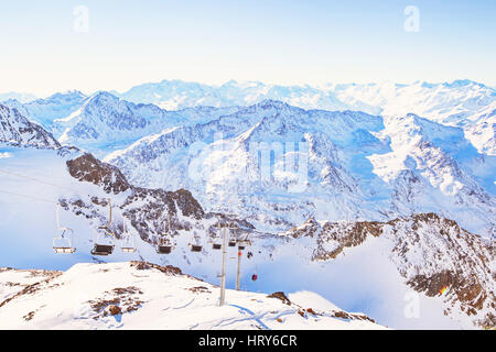Station de ski dans les montagnes, ascenseur et vue panoramique du paysage d'hiver Banque D'Images