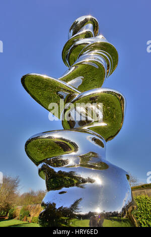 Colonne elliptique, 2012 par le sculpteur Tony Cragg au Yorkshire Sculpture Park, Wakefield, West Yorkshire, Royaume-Uni. Banque D'Images