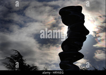 Colonne elliptique, 2012 par le sculpteur Tony Cragg au Yorkshire Sculpture Park, Wakefield, West Yorkshire, Royaume-Uni. Banque D'Images