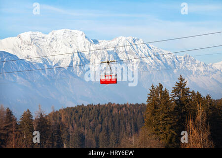 Ascenseur de ski dans les Alpes, l'hiver magnifique paysage de montagne Patscherkofel, Innsbruck, Autriche Banque D'Images