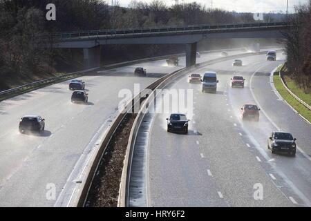 Les embruns sur l'autoroute M1, Barnsley, dans le Yorkshire du Sud après de fortes pluies. Photo : Scott Bairstow Banque D'Images