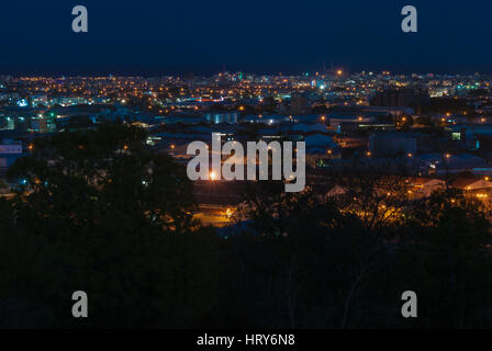 Vue panoramique à la nuit la ville de Larnaca à partir de la colline en rizoelia national forest park. Chypre Banque D'Images