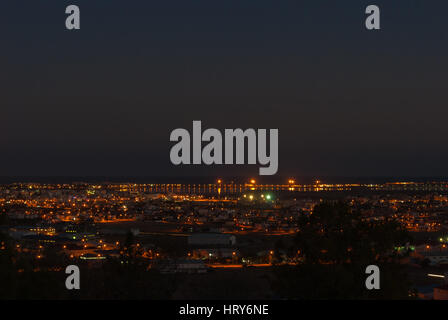 Vue panoramique à la nuit la ville de Larnaca à partir de la colline en rizoelia national forest park. Chypre Banque D'Images