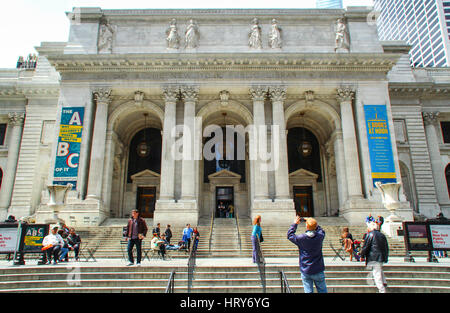 NEW YORK, USA - 27 Avril 2016 : La façade de la ville de New York de la succursale principale de la bibliothèque publique. Banque D'Images