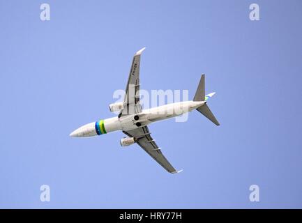 Vue du dessous du Boeing 737 numéro d'enregistrement de Transavia PH-HZN rétractant ses roues, Héraklion, Crète, Grèce, Europe. Banque D'Images