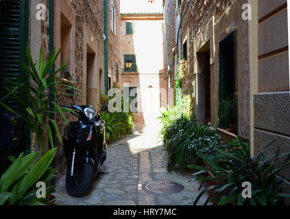 Scooter dans rue étroite, Village de Cas Concos, Mallorca, Espagne Banque D'Images