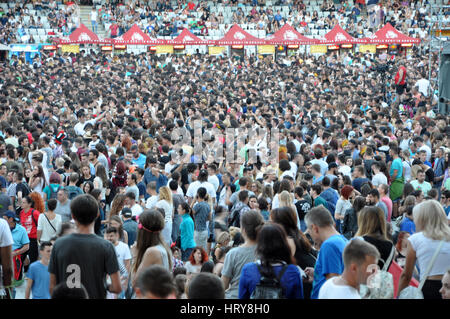 CLUJ NAPOCA, Roumanie - 30 juillet 2015 : partie de la foule de personnes lèvent la main au cours d'un concert live Tom Odell au Festival indicibles Banque D'Images