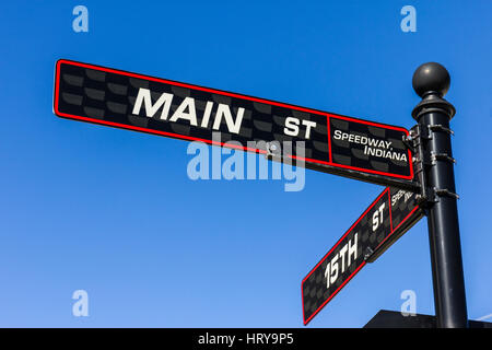 Indianapolis - Circa 30 Septembre 2016 : Main Street Sign in Speedway, accueil de l'Indianapolis Motor Speedway. Les hôtes de l'IMS l'Indy 500 et Brickyard 400 UN Banque D'Images