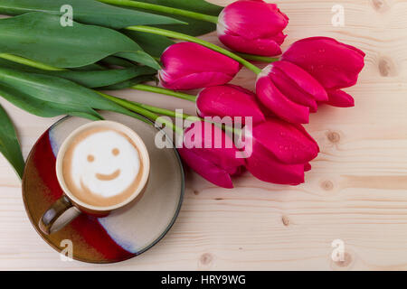 Café et tulipes rouges sur fond de bois. Vue d'en haut Banque D'Images