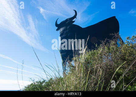 Un Toro Osborne - un symbole iconique de l'Espagne, silhouette de taureau noir sur la colline au-dessus de la ville de Fuengirola, Andalousie, espagne. Banque D'Images