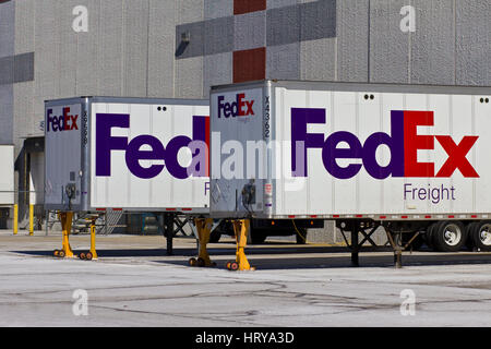 Indianapolis - Circa Février 2016 : Federal Express camions dans les quais de chargement. FedEx est une société de services de livraison de courrier mondial VI Banque D'Images