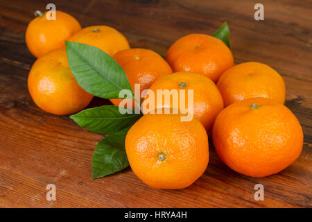 Les tangerines close up sur fond de bois foncé Banque D'Images