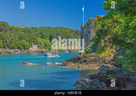 Château de Dartmouth (le plus proche) et Kingswear Castle (le plus éloigné) gardent l'entrée de la rivière Dart, Dartmouth, Devon, England, UK Banque D'Images