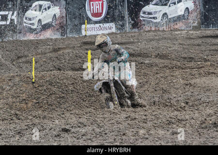 Pangkalpinang, Indonésie. Le 05 Mar, 2017. Couvert de boue Racer motocross MXGP au Grand Prix de l'Indonésie le 5 mars 2017 dans la ville de Pangkalpinang. La pluie torrentielle d'avance sur le Grand Prix de l'Indonésie ont obligé à annuler les MXGP Youthstream et MX2 sessions lors de la deuxième ronde de la FIM Motocross World Championship. Credit : Resha/Juhari Pacific Press/Alamy Live News Banque D'Images