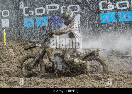 Pangkalpinang, Indonésie. Le 05 Mar, 2017. Couvert de boue Racer motocross MXGP au Grand Prix de l'Indonésie le 5 mars 2017 dans la ville de Pangkalpinang. La pluie torrentielle d'avance sur le Grand Prix de l'Indonésie ont obligé à annuler les MXGP Youthstream et MX2 sessions lors de la deuxième ronde de la FIM Motocross World Championship. Credit : Resha/Juhari Pacific Press/Alamy Live News Banque D'Images