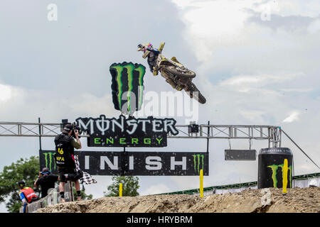 Pangkalpinang, Indonésie. Le 05 Mar, 2017. La Suisse Jeremy Seewer saute alors qu'il franchit la ligne d'arrivée et remporte le Grand Prix de motocross MXGP Indonésie le 5 mars 2017 dans la ville de Pangkalpinang. La pluie torrentielle d'avance sur le Grand Prix de l'Indonésie ont obligé à annuler les MXGP Youthstream et MX2 sessions lors de la deuxième ronde de la FIM Motocross World Championship. Credit : Resha/Juhari Pacific Press/Alamy Live News Banque D'Images